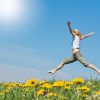 Vier manieren om Geluk te beperken (én te bevorderen) 9195516 - young female having fun on flowery meadow